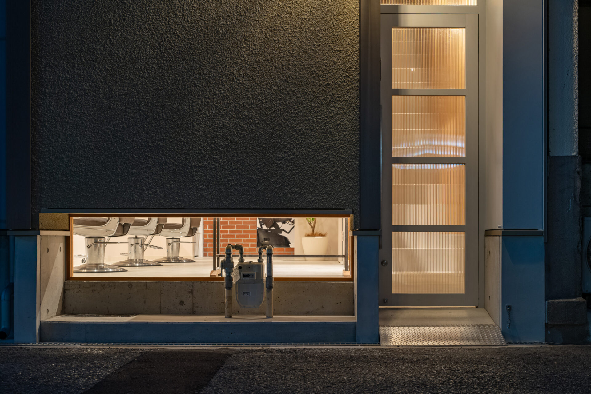 建築写真、エントランス外観、夕景