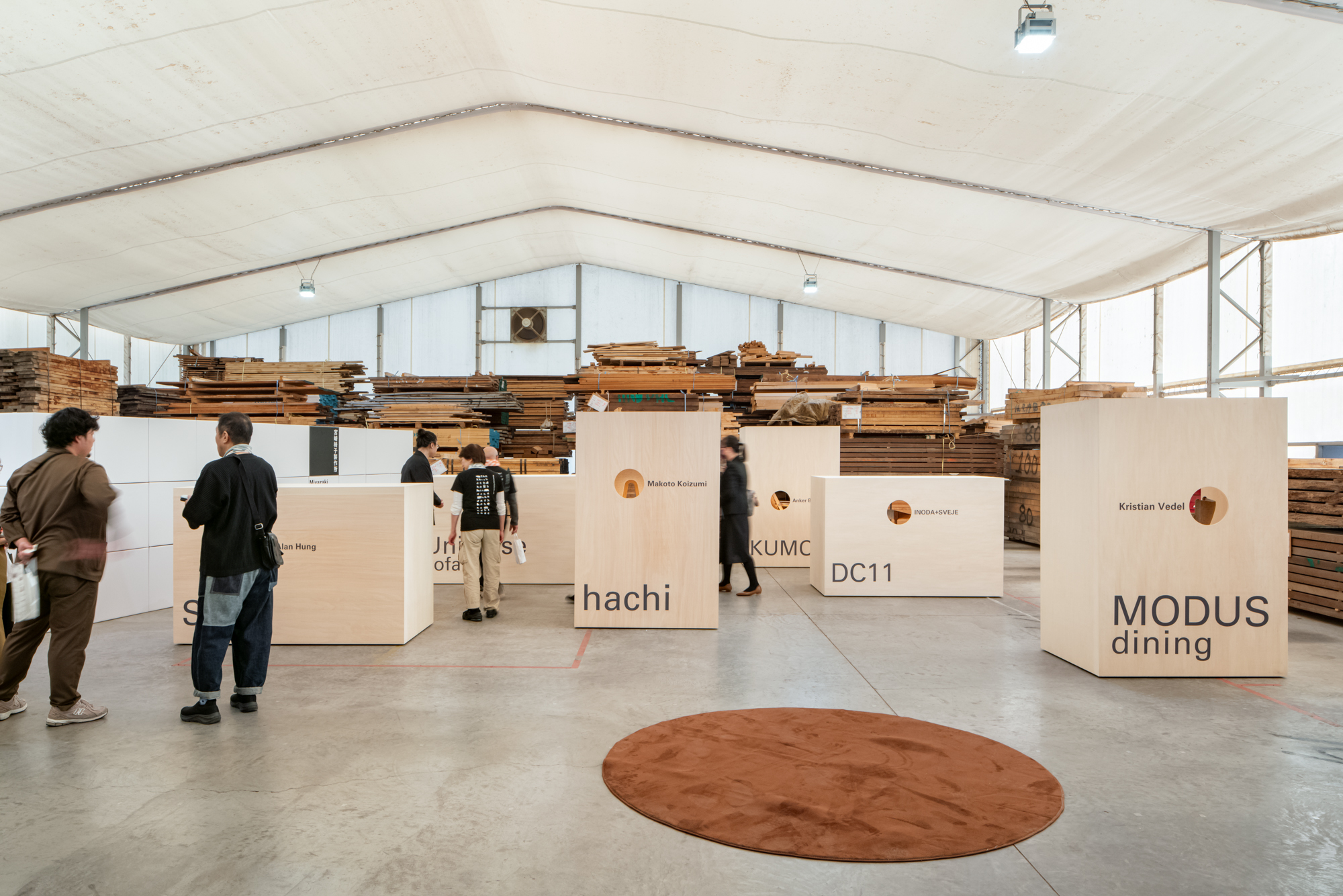 建築写真撮影 椅子の展示会の様子