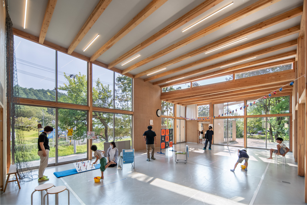建築写真撮影 内観 自然光が広がる空間で遊ぶ子どもたち