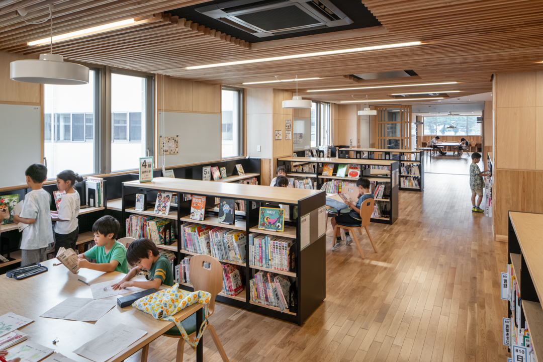 建築写真撮影 小学校の図書館 内観 本を読む子どもたち