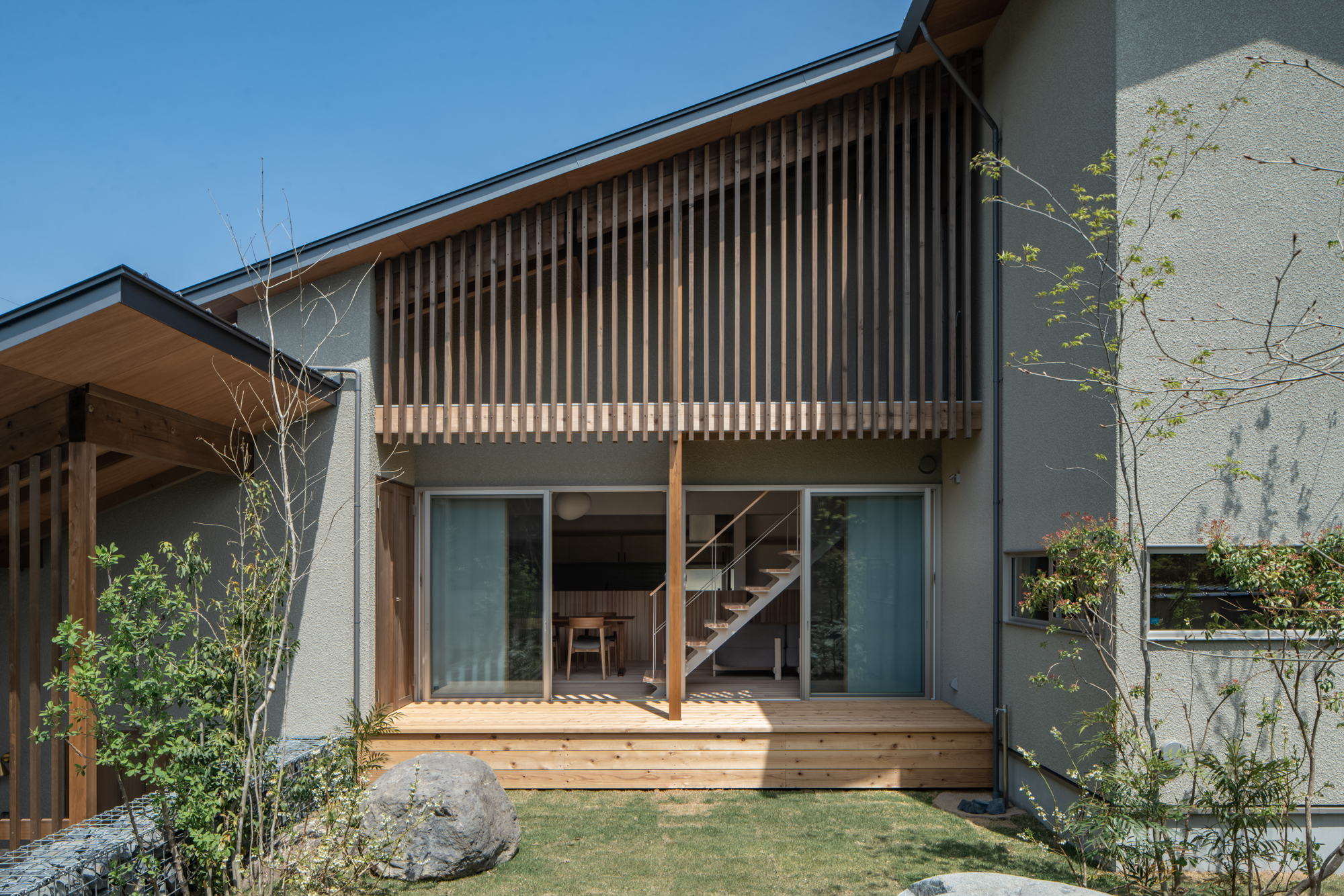 建築写真撮影 住宅 外観 中庭からリビングを望む