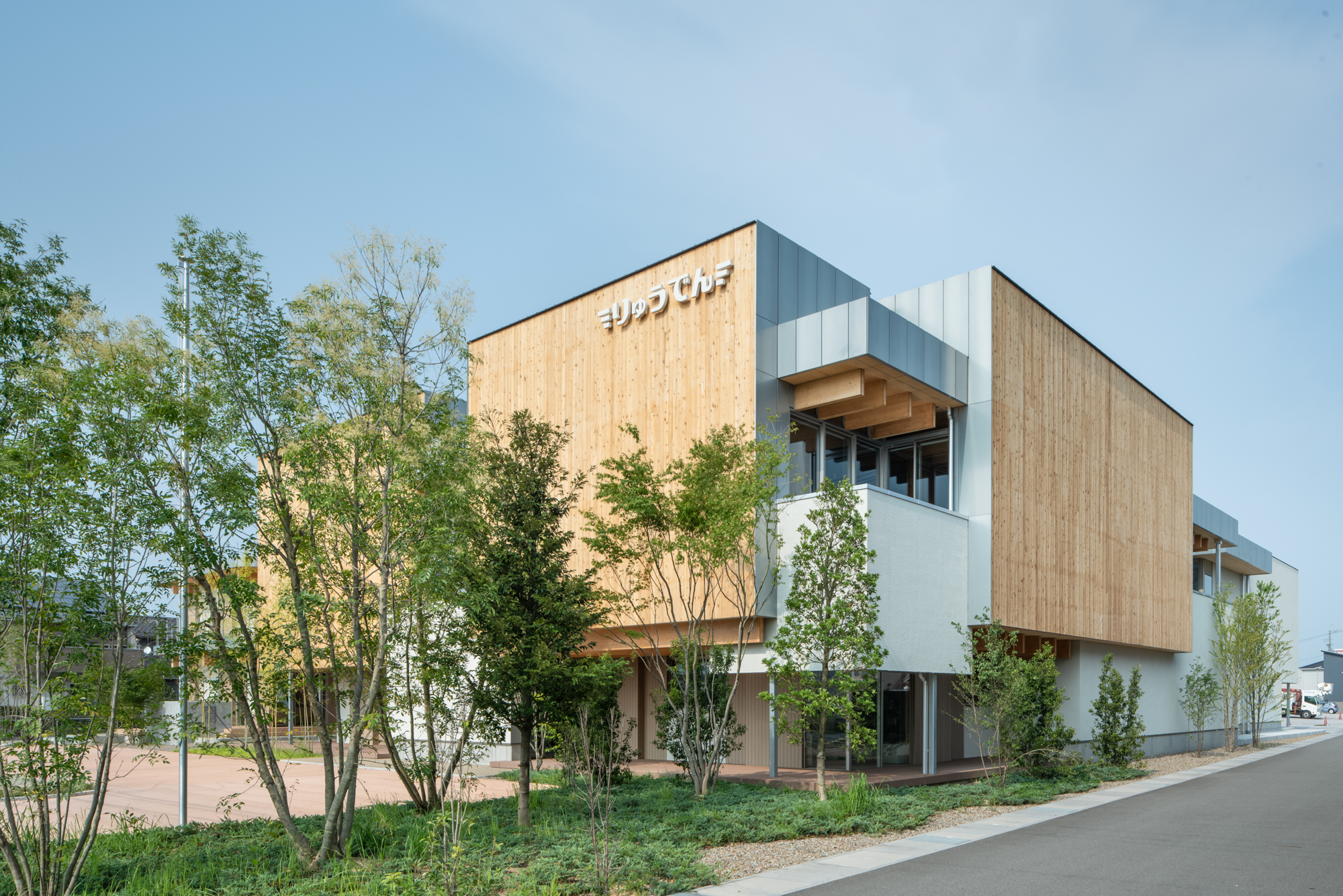 建築写真　オフィス　社員寮、子ども食堂　外観　CLT