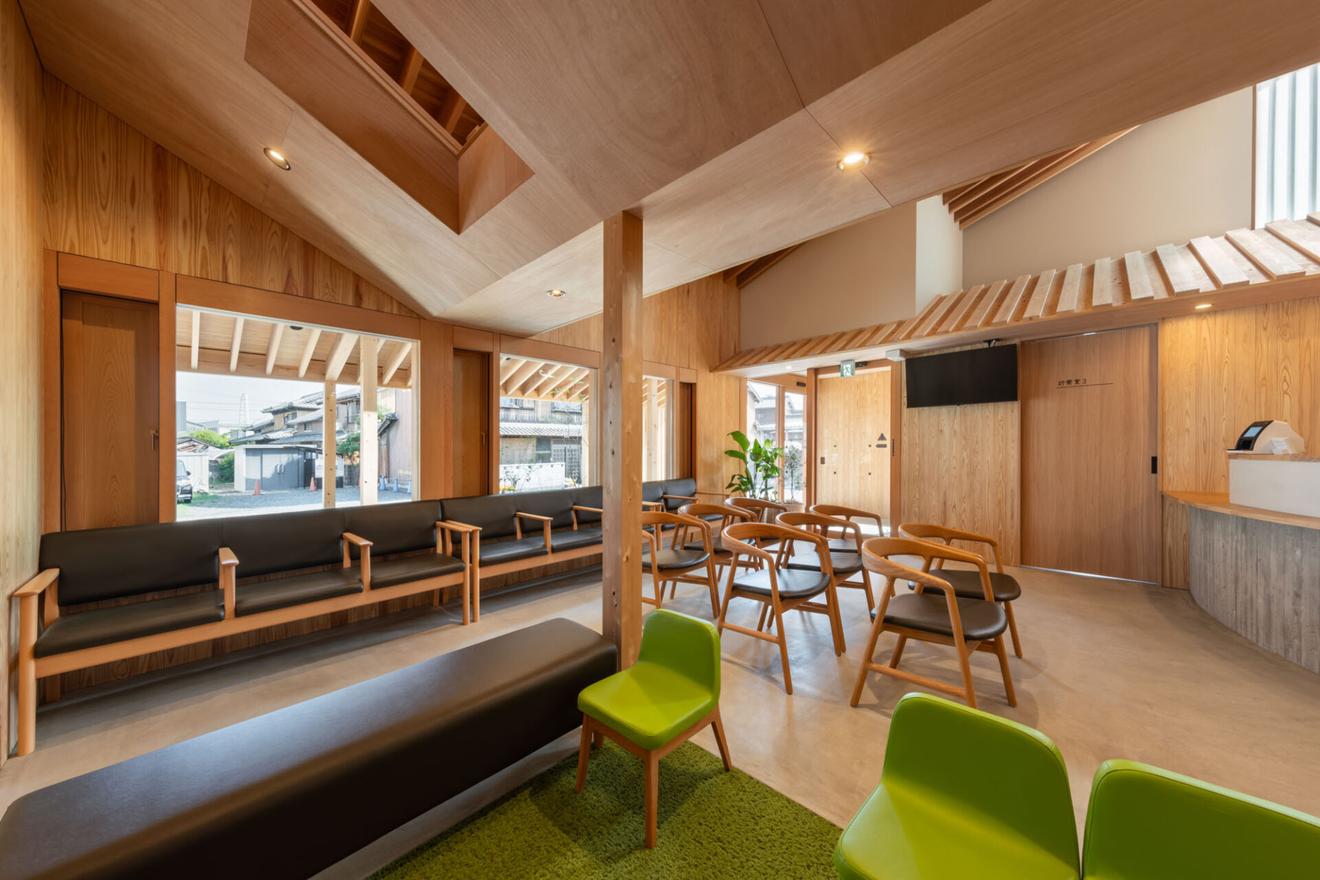 医療施設、病院の内観、木のぬくもりが感じられる待合スペース