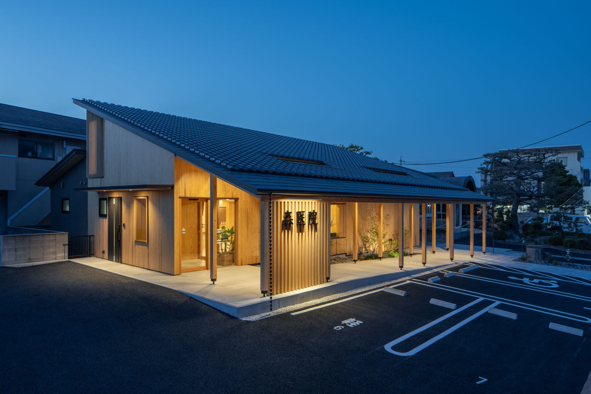 医療施設の外観　夕景