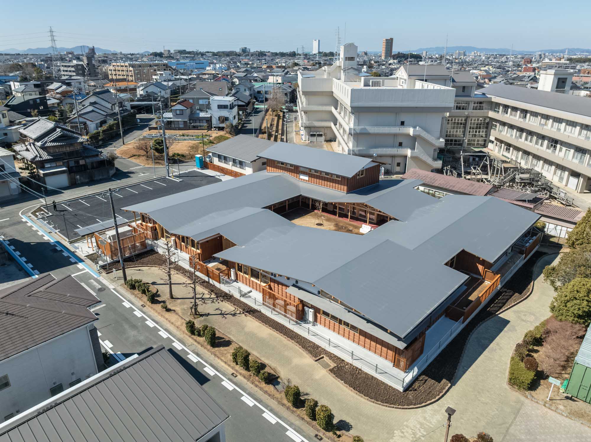 建築写真　教育施設　保育園の外観　ドローン空撮