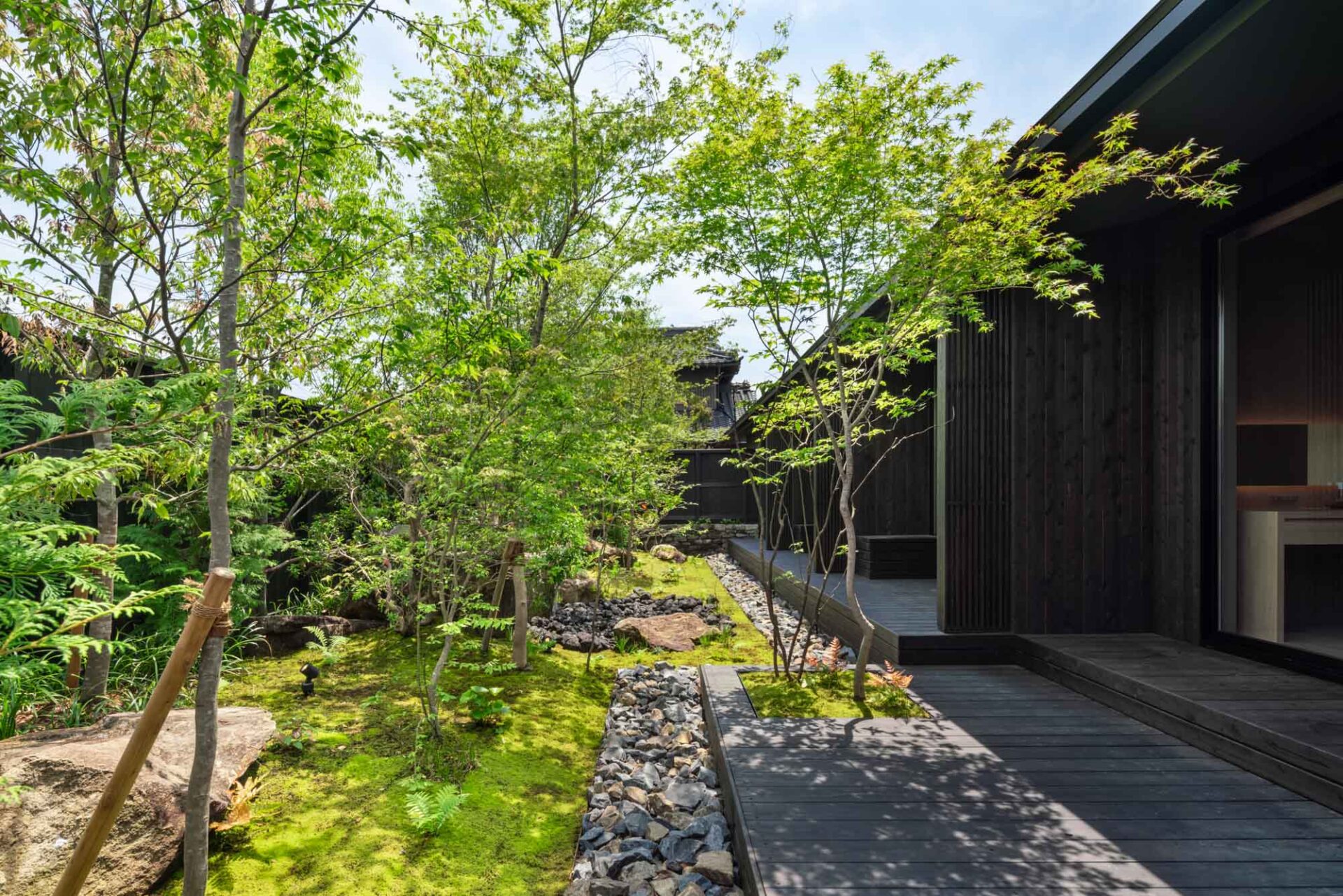 「LANDSCAPEDESIGN No.160」掲載の店舗の庭写真。温活サロンAlivioの庭。