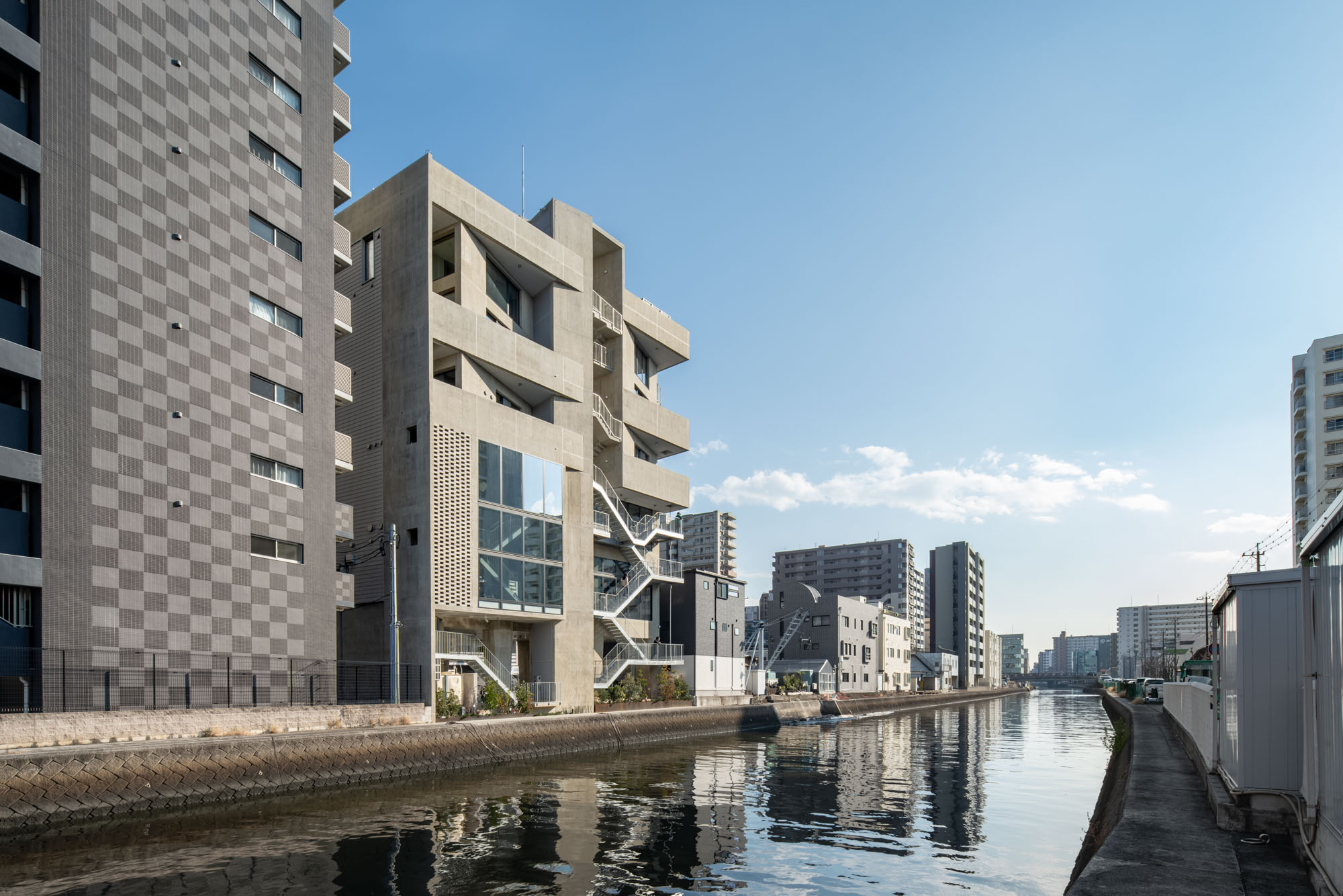 建築写真撮影 外観 川に面した建築作品