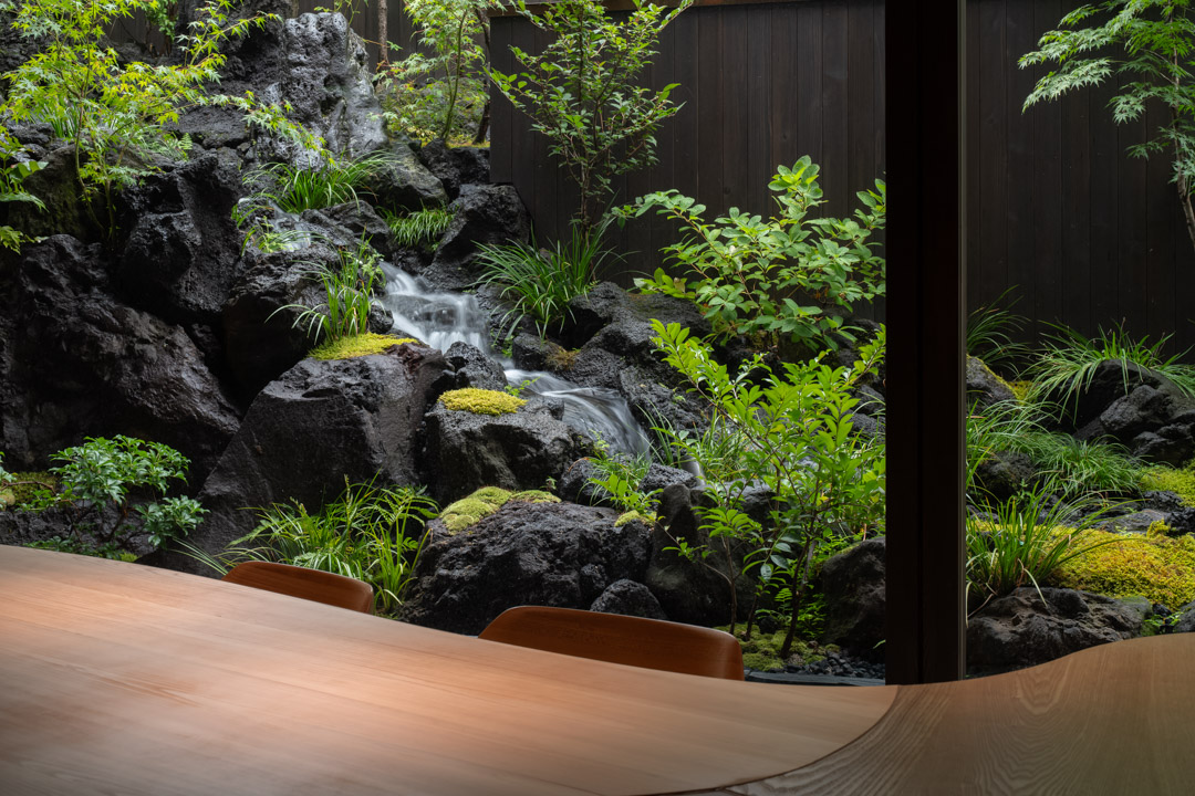 「LANDSCAPEDESIGN No.160」掲載の店舗の庭写真。愛知県名古屋市にあるPHYEONの庭。